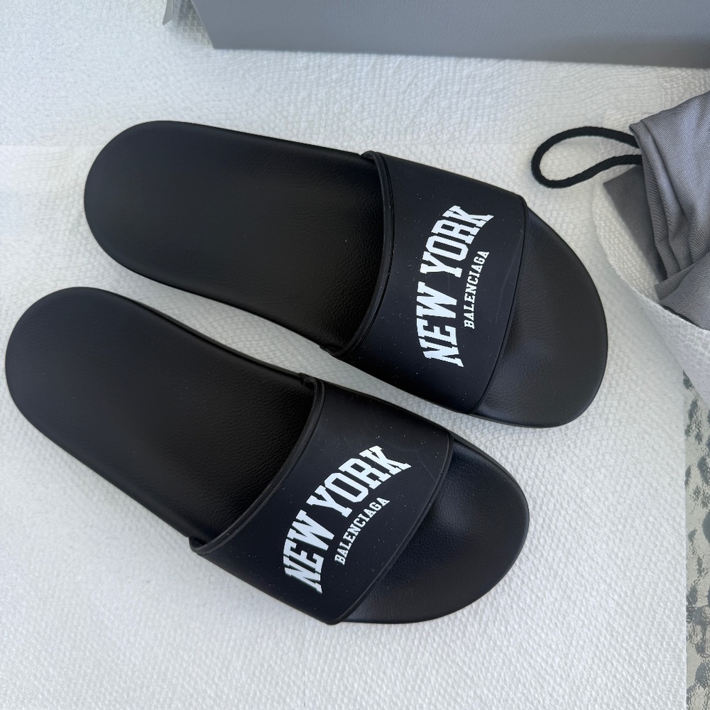 NWT BALENCIAGA POOL SLIDES SANDAL SIZE 38 8US